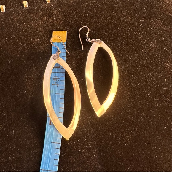Carved mother of pearl shell earrings marked 925 - Picture 10 of 11
